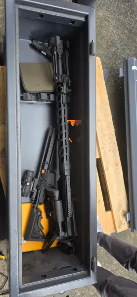 Waffenschrank mit Gewehren vor der Montage